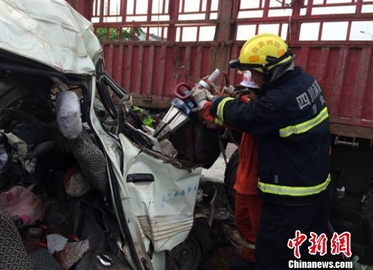 省道305线自贡境内发生车祸 致4死6伤(图2) 省道305线自贡境内发生车祸 致4死6伤(图2)