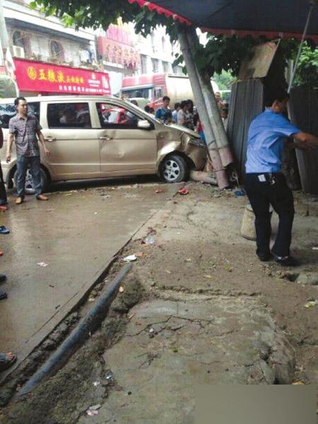 小车突然冲上人行道 三连撞伤7人(图1) 小车突然冲上人行道 三连撞伤7人(图1)