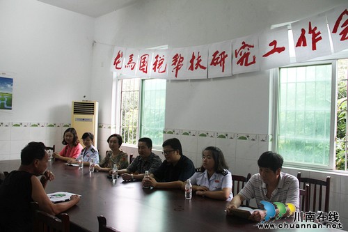 龙马国税群教活动进乡村 雨中慰问显真情(图1) 龙马国税群教活动进乡村 雨中慰问显真情(图1)