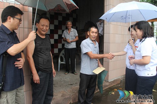 龙马国税群教活动进乡村 雨中慰问显真情(图2) 龙马国税群教活动进乡村 雨中慰问显真情(图2)