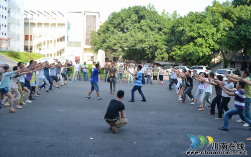 华阳街道:拓展训练进机关,强化团队凝聚力(图1) 华阳街道:拓展训练进机关,强化团队凝聚力(图1)