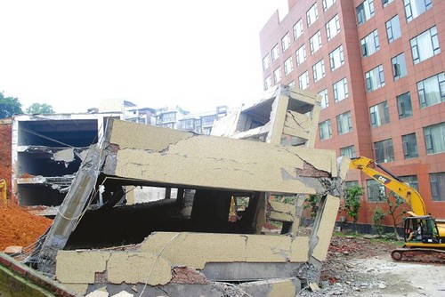 泸州合江一酒店副楼垮塌 挖掘机伸臂"顶住"(图1) 泸州合江一酒店副楼垮塌 挖掘机伸臂"顶住"(图1)