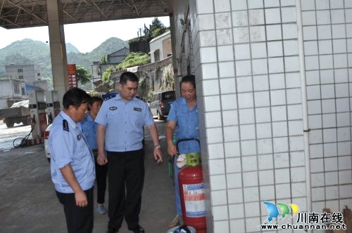 叙永警方:对辖区加油站开展安全检查(图1) 叙永警方:对辖区加油站开展安全检查(图1)