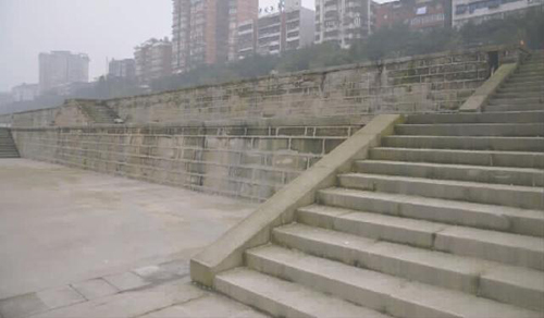 泸州“飞机坝”停车场变“吞人坝”(图1) 泸州“飞机坝”停车场变“吞人坝”(图1)