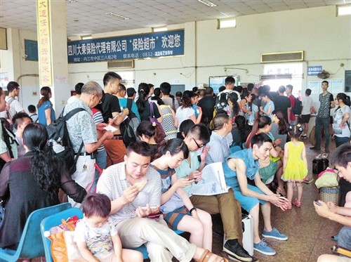 学生流旅游流叠加 内江公路铁路迎来暑运高峰(图1) 学生流旅游流叠加 内江公路铁路迎来暑运高峰(图1)