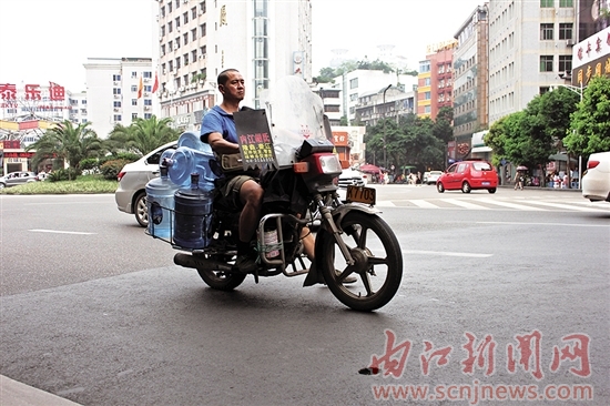 城区“限摩”无特殊照顾 快递、送水摩托均不例外(图1) 城区“限摩”无特殊照顾 快递、送水摩托均不例外(图1)