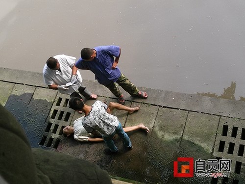 环卫工坐起打瞌睡 一不留神摔下河堤(图1) 环卫工坐起打瞌睡 一不留神摔下河堤(图1)