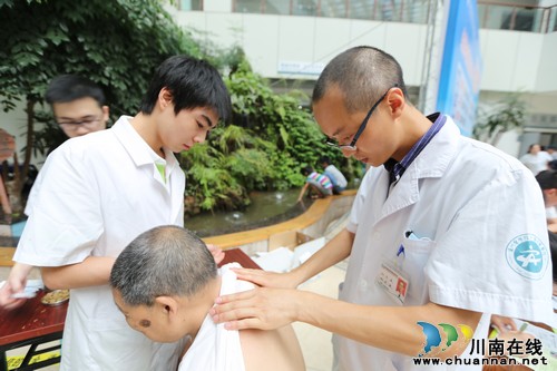 泸医中医院冬病夏治受热捧 市民争贴"三伏贴"(图4) 泸医中医院冬病夏治受热捧 市民争贴"三伏贴"(图4)