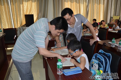 泸州市地税局启动“小学生家教加油站”志愿服务活动(图1) 泸州市地税局启动“小学生家教加油站”志愿服务活动(图1)