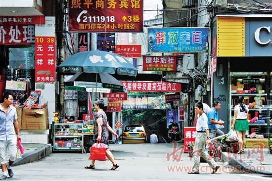店招、广告"打堆堆" "花里古稀"损市容(图1) 店招、广告"打堆堆" "花里古稀"损市容(图1)