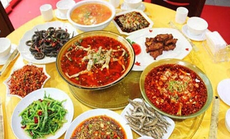 泸州：230路&nbsp;一辆开往美食的公交(图2)