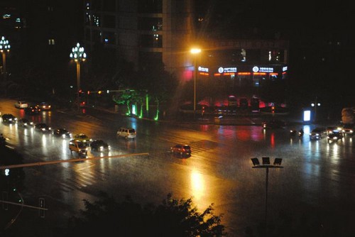 川南四城天气变脸快 及时雨刚解暑明起又升温(图1) 川南四城天气变脸快 及时雨刚解暑明起又升温(图1)