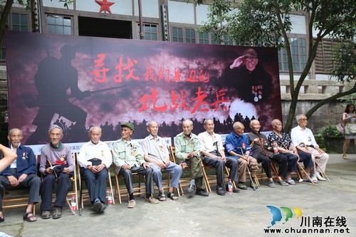 抗战老兵泸州巡游 泸医中医院医务人员全程护航(图1) 抗战老兵泸州巡游 泸医中医院医务人员全程护航(图1)
