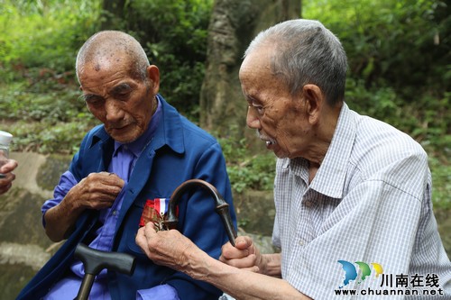 抗战老兵泸州巡游 泸医中医院医务人员全程护航(图3) 抗战老兵泸州巡游 泸医中医院医务人员全程护航(图3)