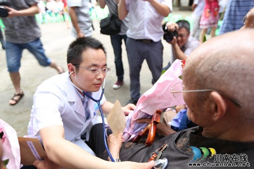 抗战老兵泸州巡游 泸医中医院医务人员全程护航(图2) 抗战老兵泸州巡游 泸医中医院医务人员全程护航(图2)
