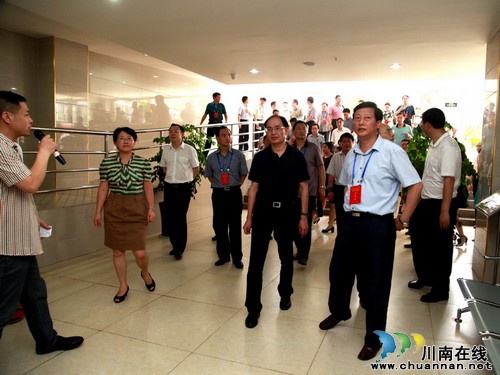 依法治省川南片区现场会在泸州举行(图1) 依法治省川南片区现场会在泸州举行(图1)