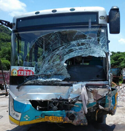 泸州境内面包车撞上公交车 已致2死42伤(图3) 泸州境内面包车撞上公交车 已致2死42伤(图3)