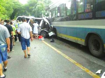 泸州境内面包车撞上公交车 已致2死42伤(图1) 泸州境内面包车撞上公交车 已致2死42伤(图1)