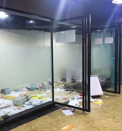 又见老板跑路 内江壹佰加关门商家纷纷撤离(图2) 又见老板跑路 内江壹佰加关门商家纷纷撤离(图2)