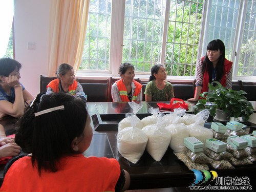 华阳街道:康乐社区为一线工作人员发放防暑降温慰问品(图2) 华阳街道:康乐社区为一线工作人员发放防暑降温慰问品(图2)