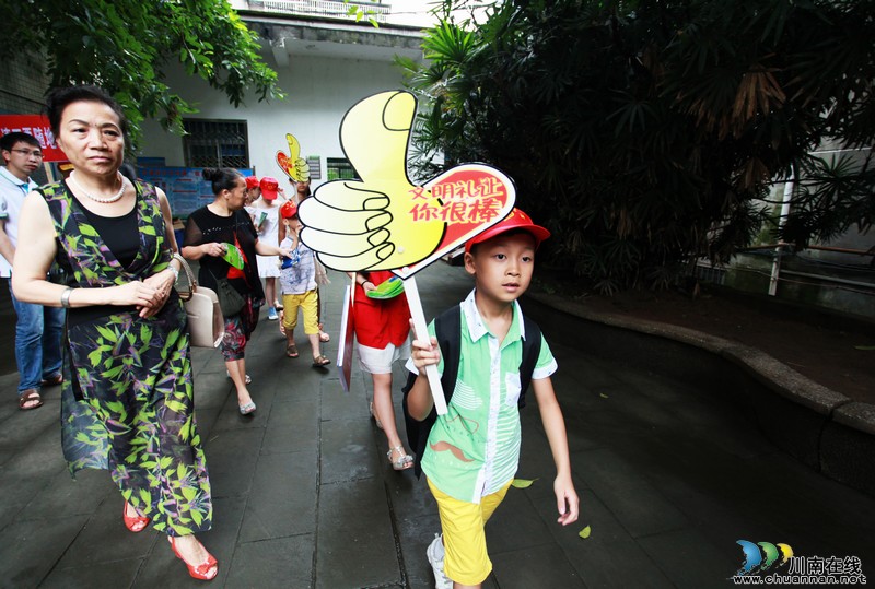 泸州:留守娃暑期当上义务宣传员(图4) 泸州:留守娃暑期当上义务宣传员(图4)