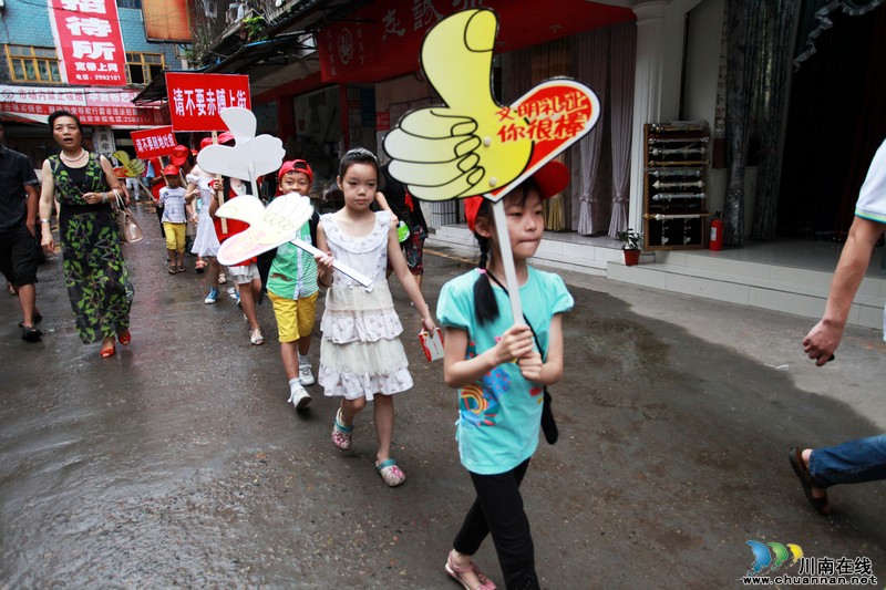 泸州:留守娃暑期当上义务宣传员(图6) 泸州:留守娃暑期当上义务宣传员(图6)