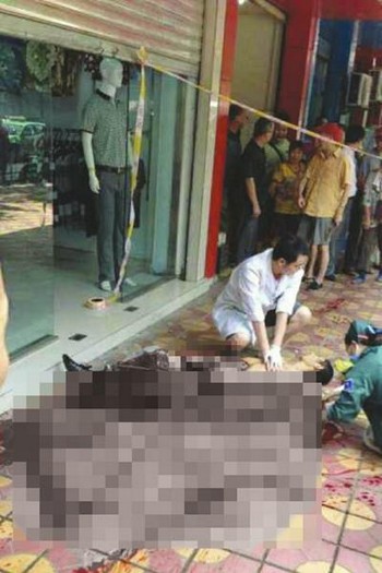 怀疑妻子有外遇 自贡男子当街刺死“情敌”(图1) 怀疑妻子有外遇 自贡男子当街刺死“情敌”(图1)