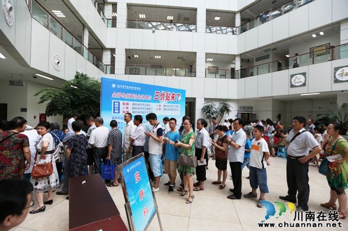 入伏首日"冬病夏治"&nbsp;市民青睐泸医中医院"三伏贴"(图1)
