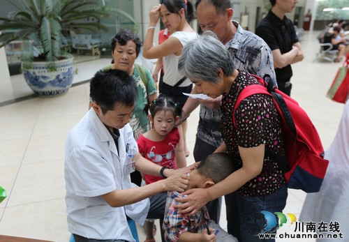 入伏首日"冬病夏治"&nbsp;市民青睐泸医中医院"三伏贴"(图3)