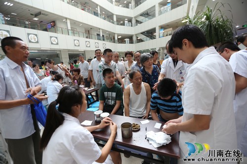 入伏首日"冬病夏治"&nbsp;市民青睐泸医中医院"三伏贴"(图2)