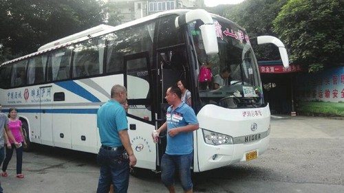 泸州客车防黑车 集体换"新装"(图1) 泸州客车防黑车 集体换"新装"(图1)