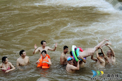 “千人游赤水”首发团 流连赤水乐不思蜀(图3) “千人游赤水”首发团 流连赤水乐不思蜀(图3)