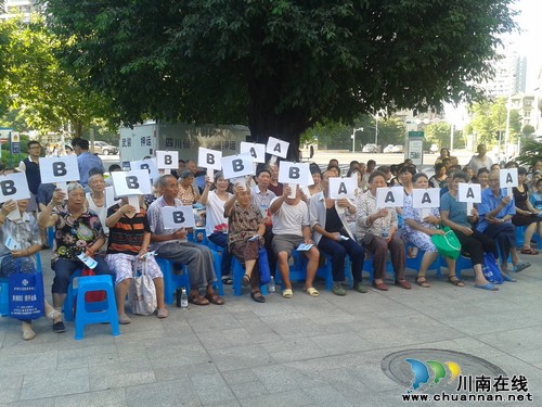 华阳街道:康乐社区携手泸州电视台送健康进家门(图2) 华阳街道:康乐社区携手泸州电视台送健康进家门(图2)