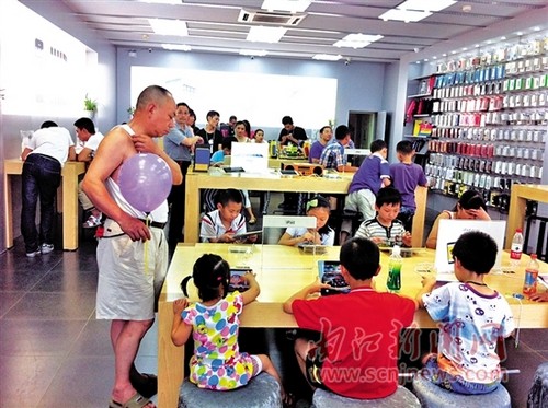 甜城进入"桑拿"模式 商场迎来"蹭凉"大军(图1) 甜城进入"桑拿"模式 商场迎来"蹭凉"大军(图1)