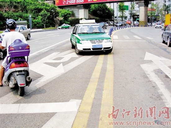 松山南路口与入城线交会处 司机犯“迷糊”(图1) 松山南路口与入城线交会处 司机犯“迷糊”(图1)