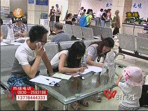 泸州迎来出入境办证高峰期(图2)
