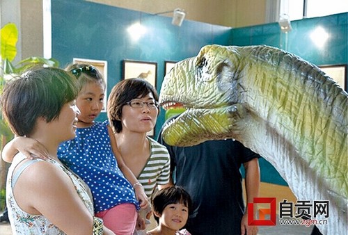 自贡恐龙“会说话“ ”惊呆“北京小朋友(图1) 自贡恐龙“会说话“ ”惊呆“北京小朋友(图1)