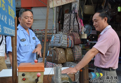 内江:走进城管的一天(图2) 内江:走进城管的一天(图2)