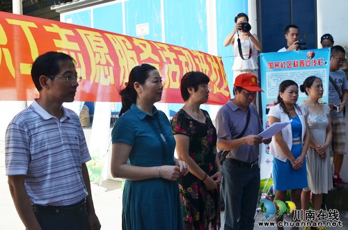 泸州市总工会开展“学雷锋 树新风”职工志愿服务活动(图1) 泸州市总工会开展“学雷锋 树新风”职工志愿服务活动(图1)