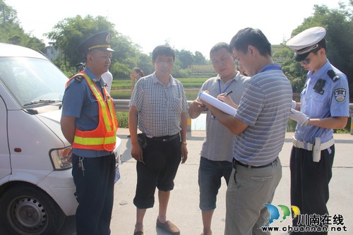 奇峰镇:开展道路交通安全大检查(图1) 奇峰镇:开展道路交通安全大检查(图1)