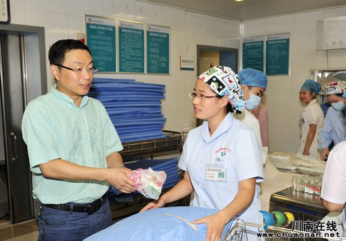 泸医附院领导看望慰问高温一线在岗人员(图3) 泸医附院领导看望慰问高温一线在岗人员(图3)