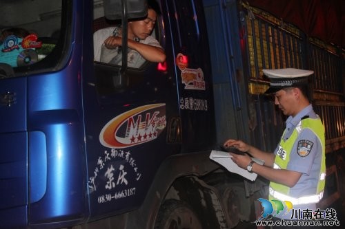 叙永交警:开展夏季交通安全集中整治行动(图1) 叙永交警:开展夏季交通安全集中整治行动(图1)
