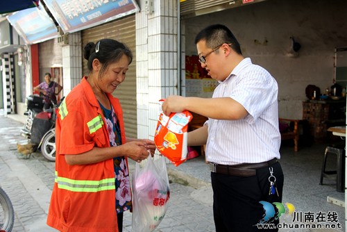 毗卢镇:夏日送清凉 为环卫工人送爱心(图1) 毗卢镇:夏日送清凉 为环卫工人送爱心(图1)