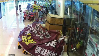 泸州一玩具店店主网曝:家长带娃娃偷我的童车(图2) 泸州一玩具店店主网曝:家长带娃娃偷我的童车(图2)