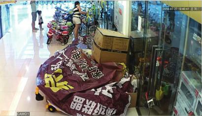 泸州一玩具店店主网曝:家长带娃娃偷我的童车(图1) 泸州一玩具店店主网曝:家长带娃娃偷我的童车(图1)