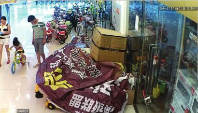 泸州一玩具店店主网曝:家长带娃娃偷我的童车(图4) 泸州一玩具店店主网曝:家长带娃娃偷我的童车(图4)