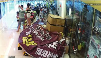 泸州一玩具店店主网曝:家长带娃娃偷我的童车(图3) 泸州一玩具店店主网曝:家长带娃娃偷我的童车(图3)