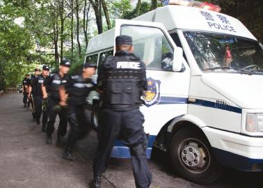 酒城警方筑建立体巡防 增强泸州市民安全感(图3) 酒城警方筑建立体巡防 增强泸州市民安全感(图3)