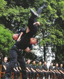 酒城警方筑建立体巡防 增强泸州市民安全感(图1) 酒城警方筑建立体巡防 增强泸州市民安全感(图1)