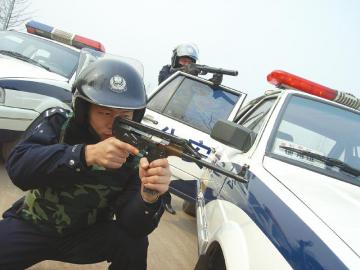 酒城警方筑建立体巡防 增强泸州市民安全感(图4) 酒城警方筑建立体巡防 增强泸州市民安全感(图4)